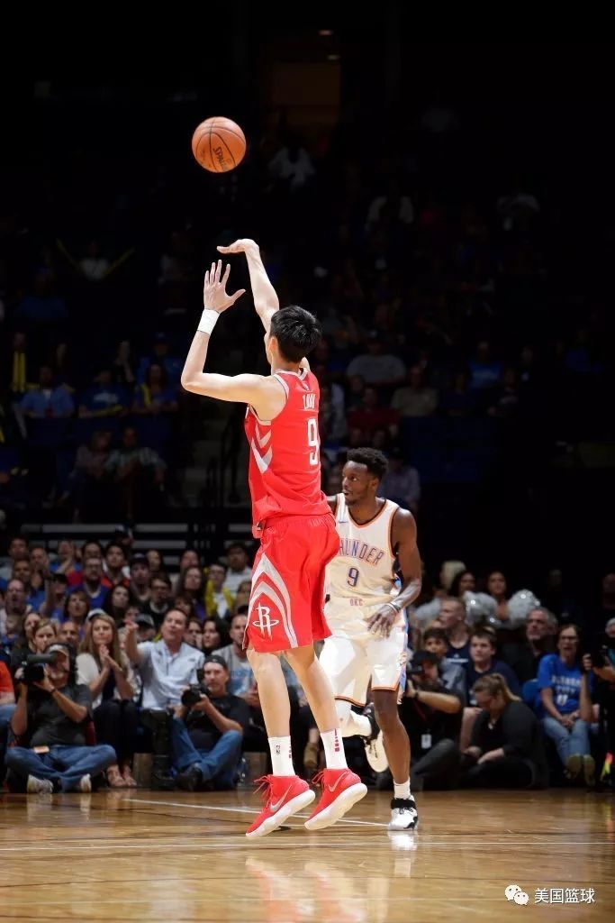 包含芝加哥公牛训练开放日；赛后门线救险引欢呼；NBA常规赛在即；阵容厚度经受考验的词条